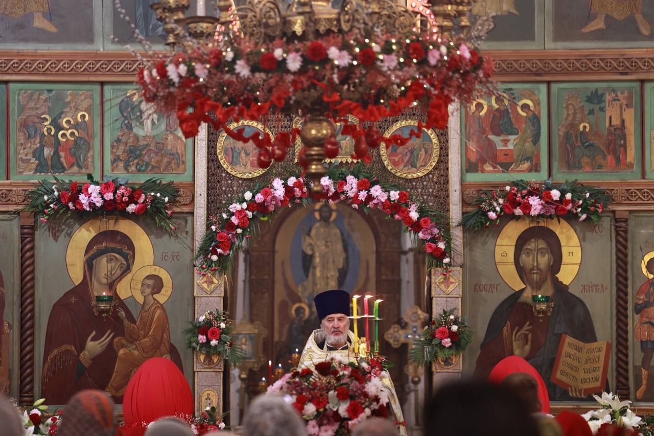 Пасхальные богослужения проходят в псковских храмах Пасхальные богослужения проходят в псковских храмах