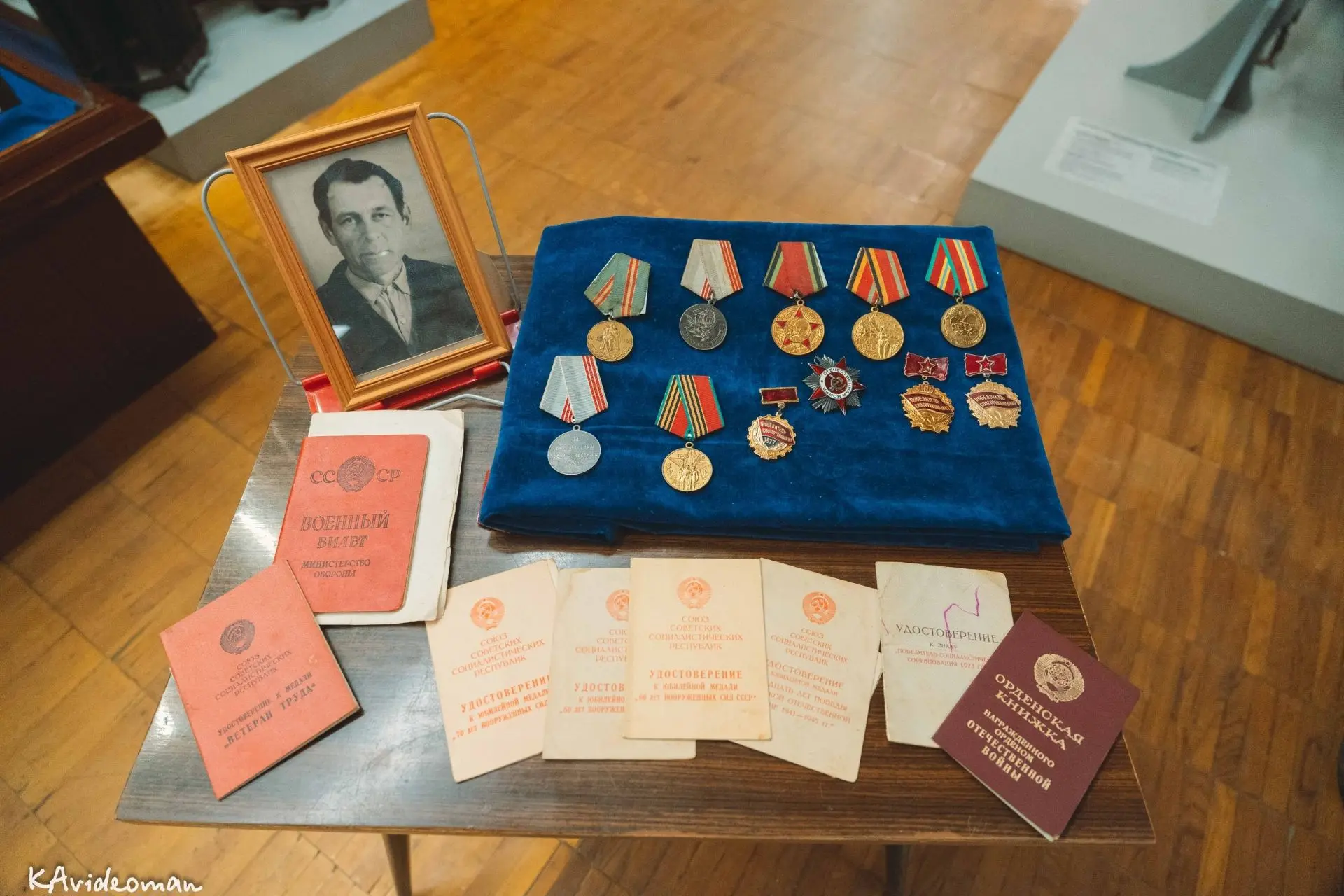 Найденная в Псковской области медаль "За боевые заслуги" передана родственникам красноармейца в Лодейном Поле