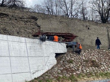 На набережной в Пскове выпрямляют погнутые светильники