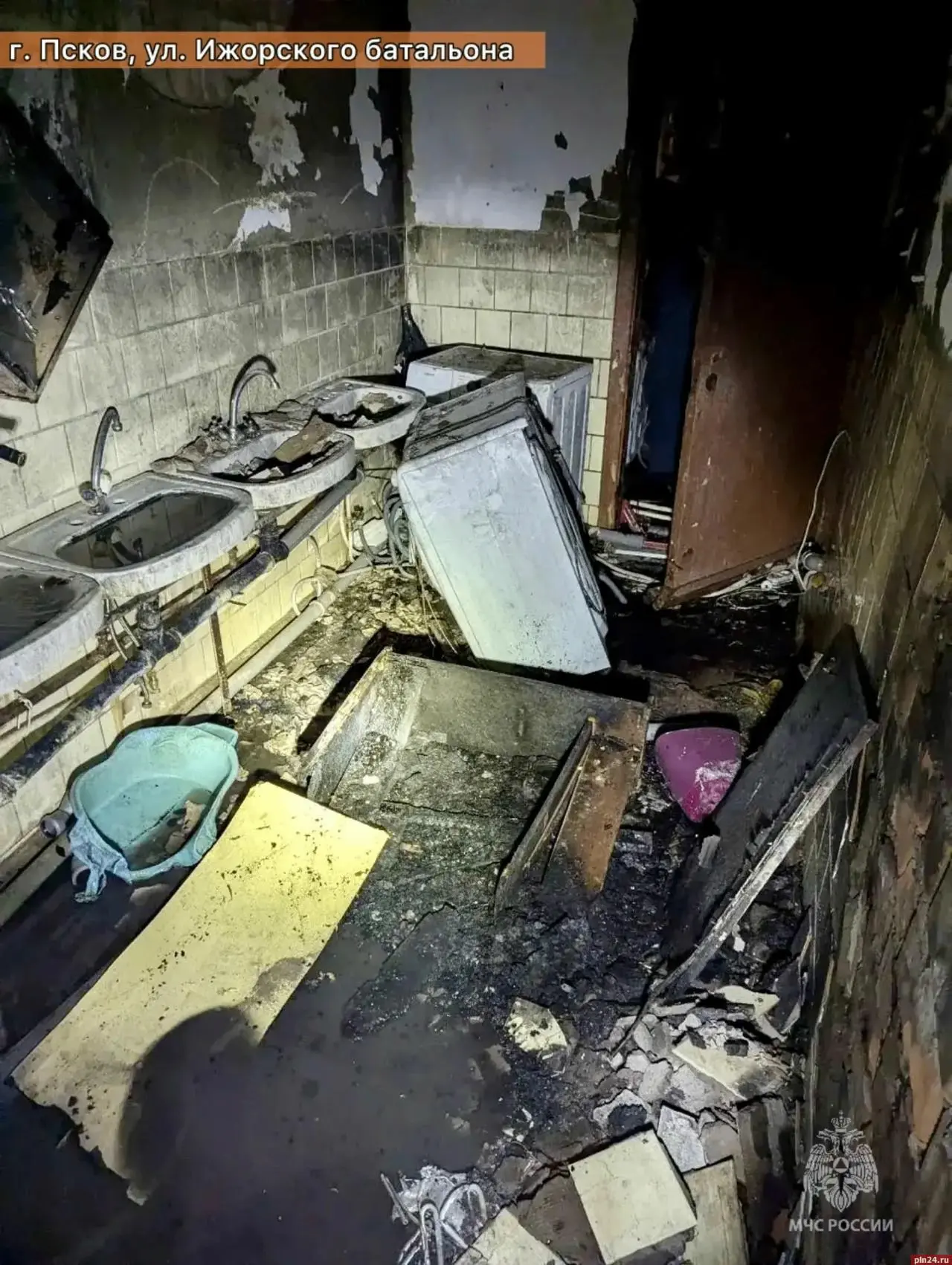 Шесть человек и пять кошек спасти при пожаре в многоквартирном доме в Пскове