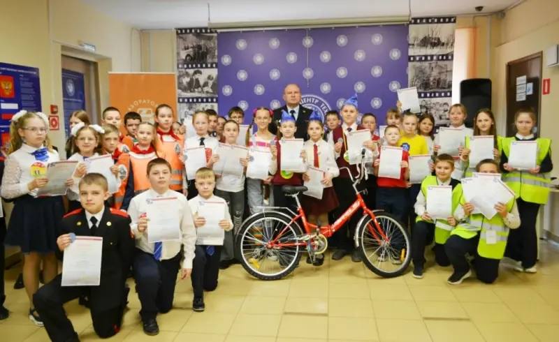 Победителям вручили главный приз - велосипед