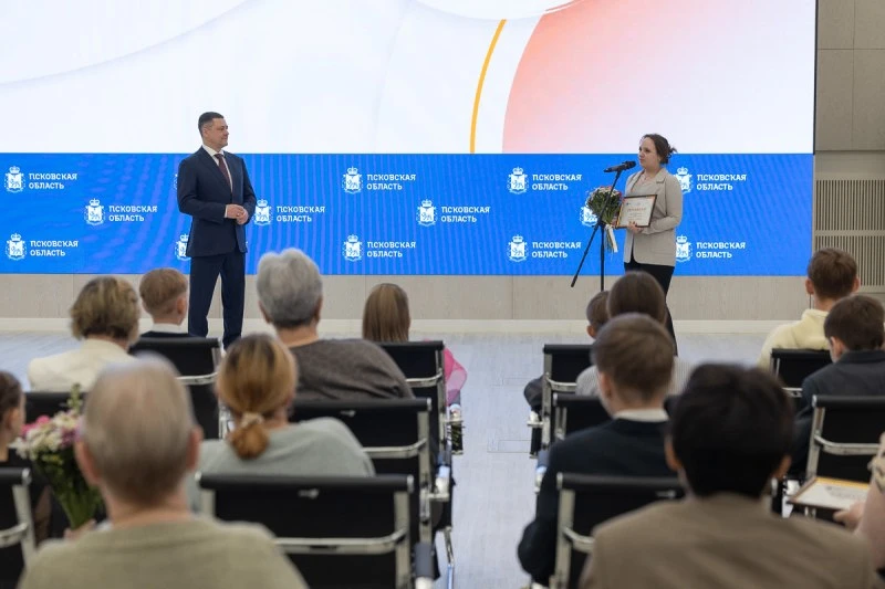 Михаил Ведерников вручил награды победителям областного творческого конкурса среди детей-сирот Михаил Ведерников вручил награды победителям областного творческого конкурса среди детей-сирот