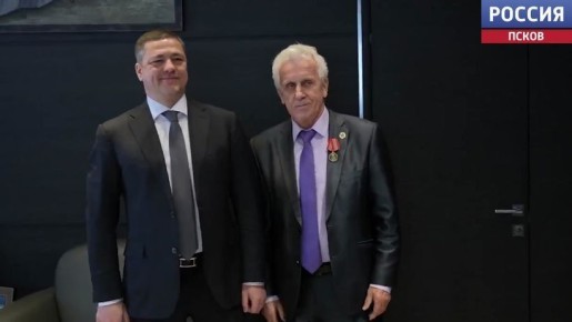 Медаль "Александр Невский с дружиной" вручил губернатор Михаил Ведерников председателю Псковского областного Совета ветеранов Николаю Груздову