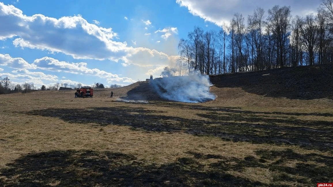 От огня «отбили» кладбище и лес возле Городищенского озера в Изборске От огня «отбили» кладбище и лес возле Городищенского озера в Изборске
