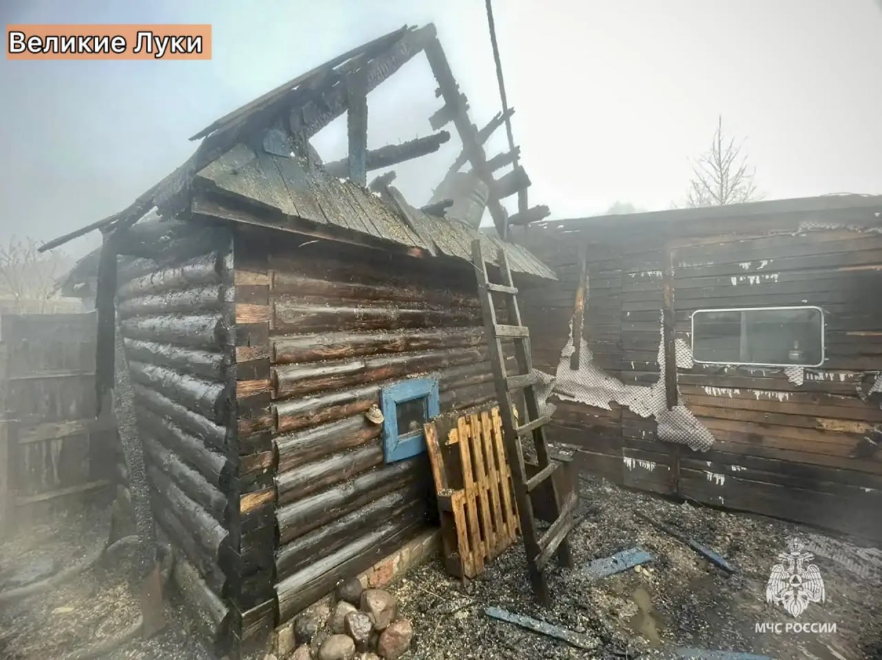 Пожар в Великих Луках: горела хозпостройка и гараж