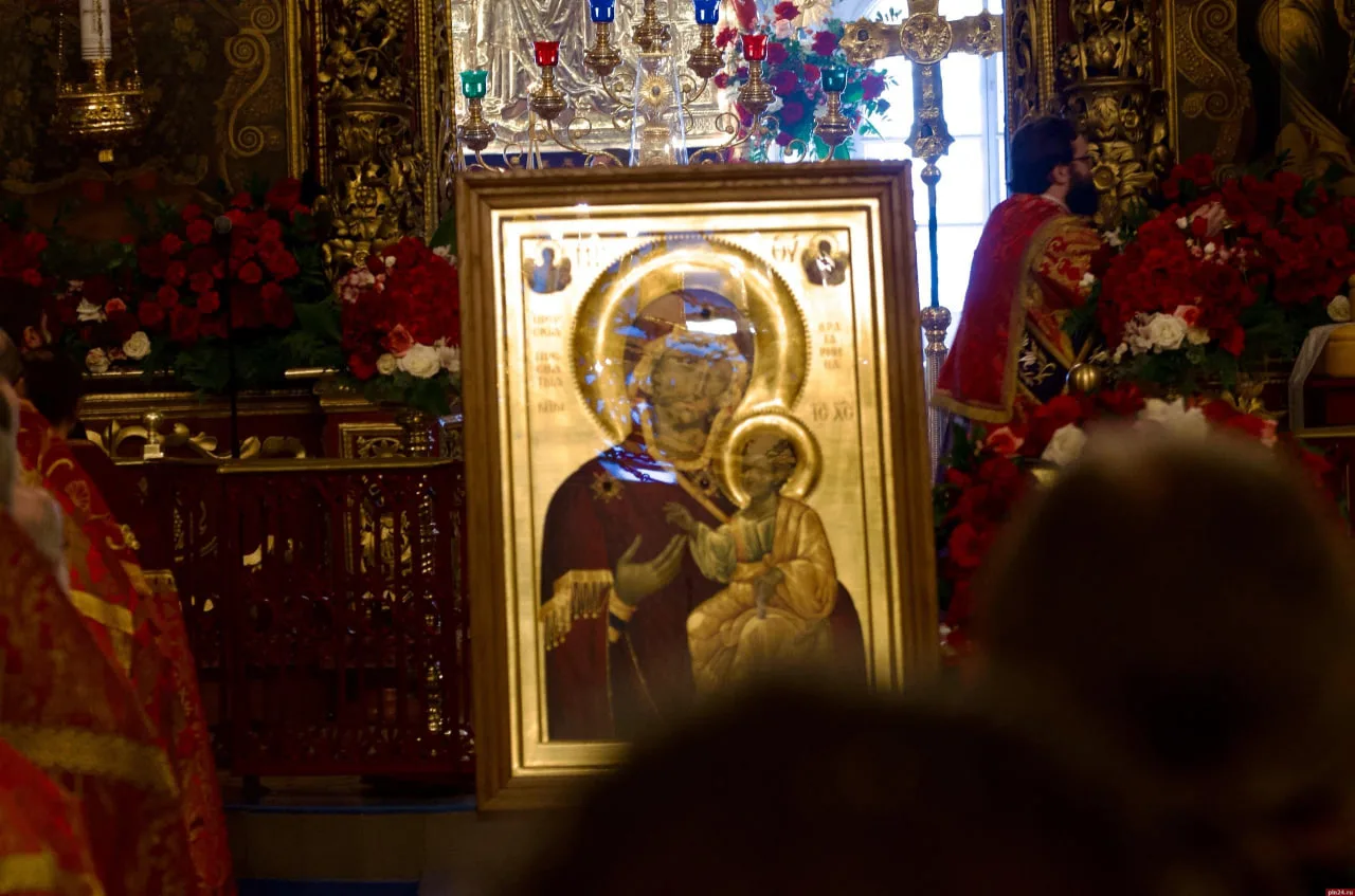 Чудотворная икона Богоматери Иверская принесена в Троицкий собор Пскова