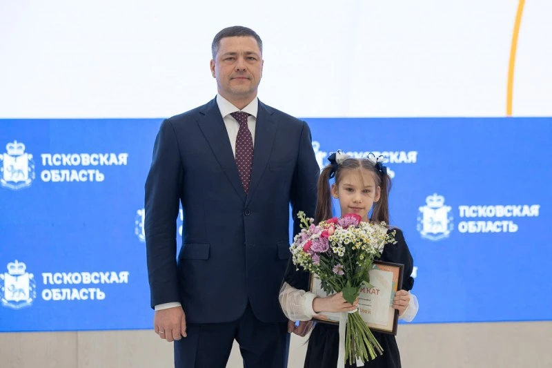 Михаил Ведерников вручил награды победителям областного творческого конкурса среди детей-сирот Михаил Ведерников вручил награды победителям областного творческого конкурса среди детей-сирот