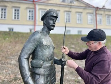 Елкин Борис: Штык на памятнике солдату Первой мировой войны восстановлен – новый прочный элемент надежно закрепили на прежнем месте