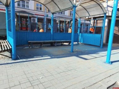 Остановку «улица Гагарина» в Пскове оперативно привели в порядок