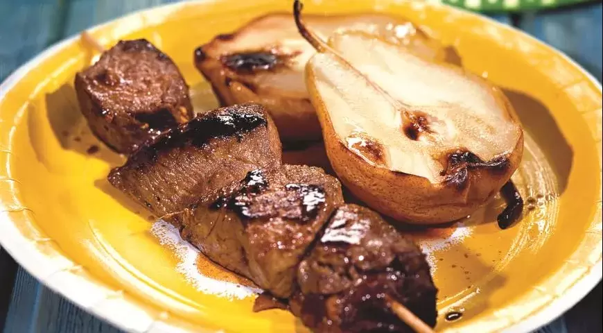 Неожиданный шашлык: говядина с грушами удивит вкусом