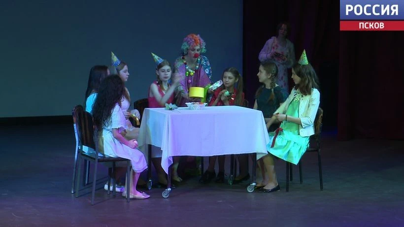 Первый фестиваль школьных театров "Играй ярче" открылся сегодня в Пскове Первый фестиваль школьных театров "Играй ярче" открылся сегодня в Пскове