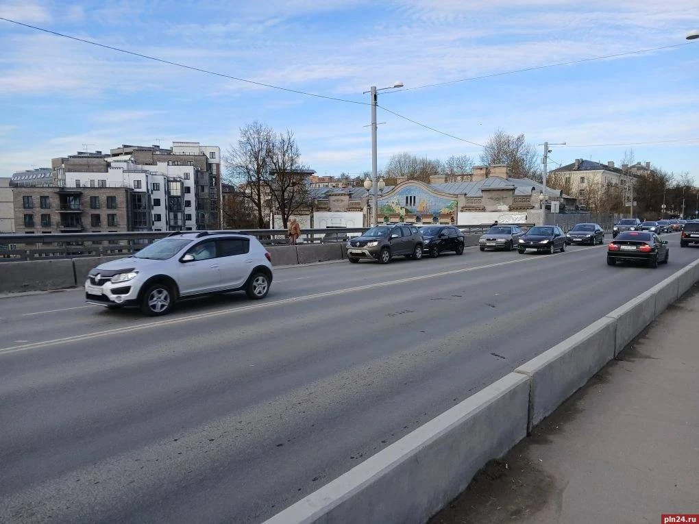 Три автомобиля столкнулись и затрудняют движение на Ольгинском мосту в Пскове Три автомобиля столкнулись и затрудняют движение на Ольгинском мосту в Пскове
