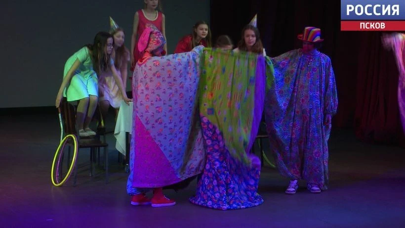 Первый фестиваль школьных театров "Играй ярче" открылся сегодня в Пскове Первый фестиваль школьных театров "Играй ярче" открылся сегодня в Пскове