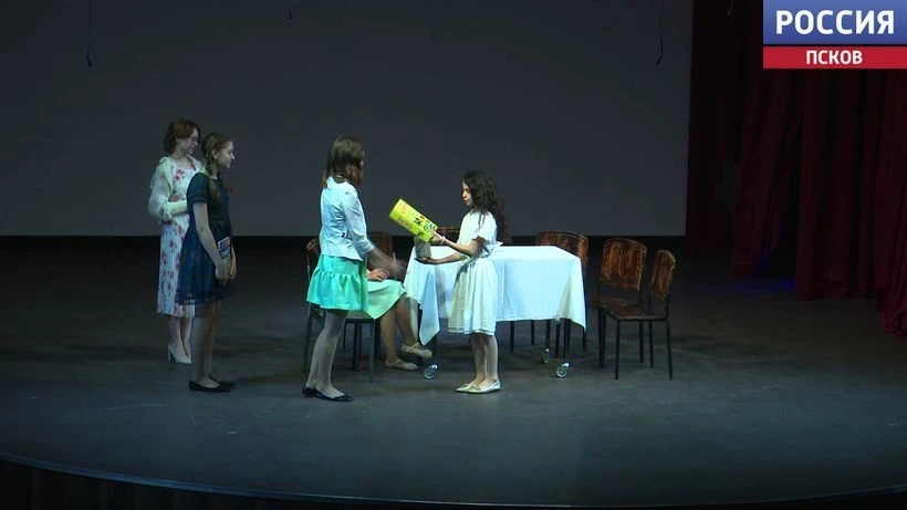 Первый фестиваль школьных театров "Играй ярче" открылся сегодня в Пскове Первый фестиваль школьных театров "Играй ярче" открылся сегодня в Пскове
