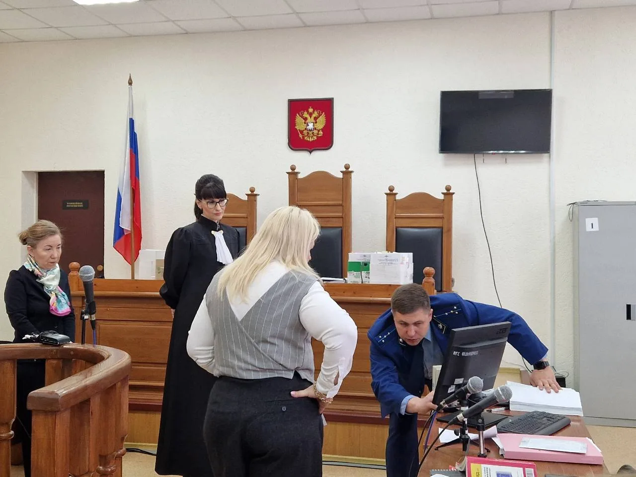 В суде изучают видеозаписи из отделения банка, где женщина похожая на Наталью Ильину снимает денежные средства через банкомат В суде изучают видеозаписи из отделения банка, где женщина похожая на Наталью Ильину снимает денежные средства через банкомат