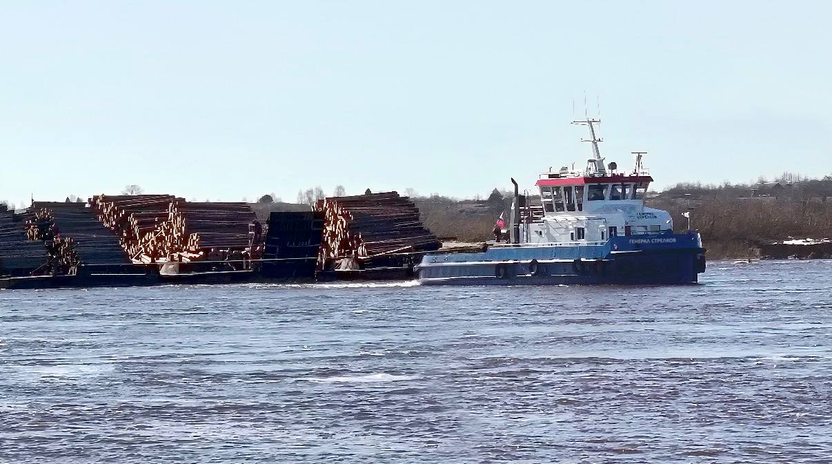 Лёд тронулся…. . Первые транзитные суда с караванами барж двинулись по реке Северная Двина до Архангельска
