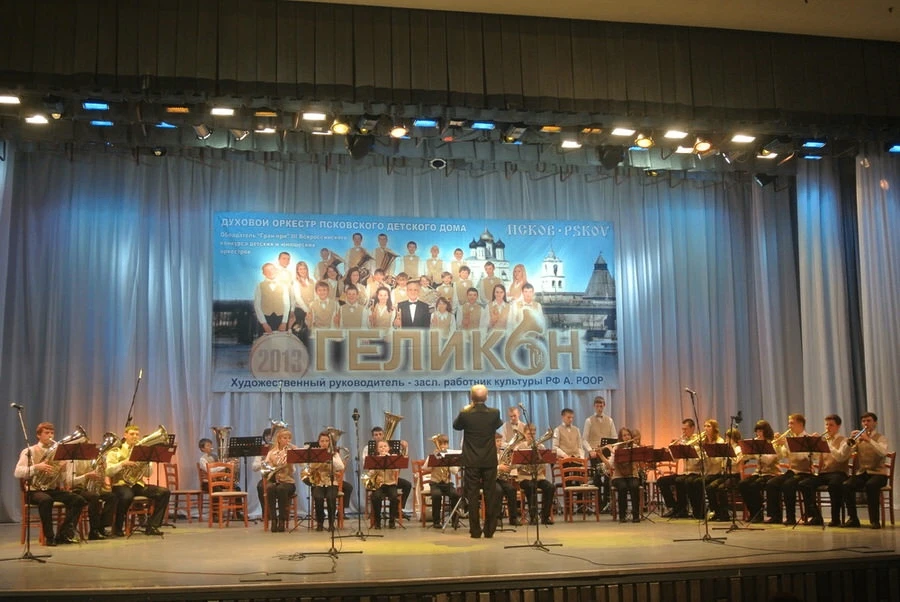 Детский духовой оркестр им. Александра Роора прошел отборочный этап фестиваля духовых оркестров "Спасская башня детям" и вошел в число 12 лучших коллективов страны