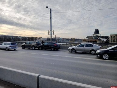Три автомобиля столкнулись и затрудняют движение на Ольгинском мосту в Пскове