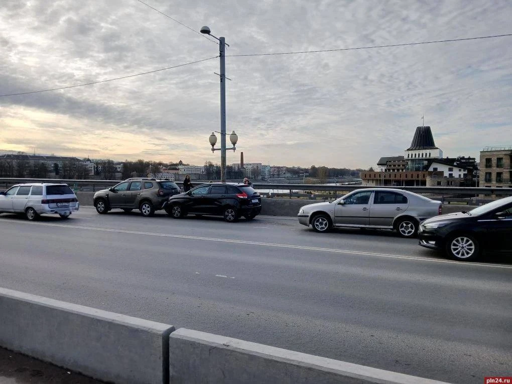 Три автомобиля столкнулись и затрудняют движение на Ольгинском мосту в Пскове