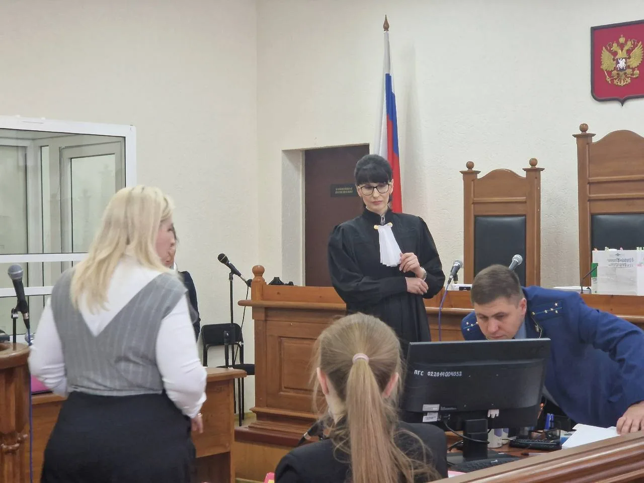 В суде изучают видеозаписи из отделения банка, где женщина похожая на Наталью Ильину снимает денежные средства через банкомат