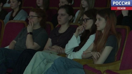 Первый фестиваль школьных театров "Играй ярче" открылся сегодня в Пскове