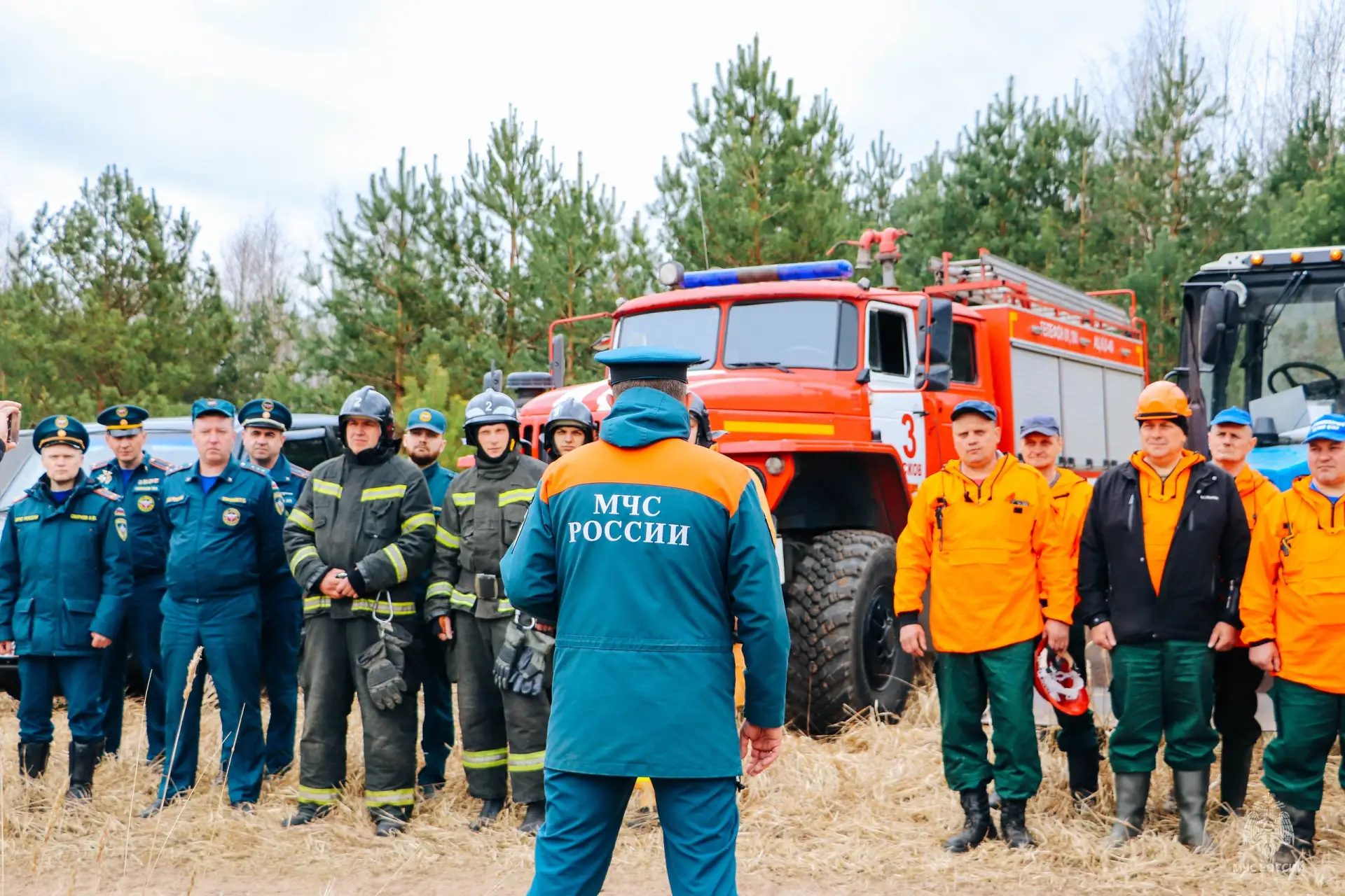 Совместные учения по тушению ландшафтного пожара прошли в Псковском муниципальном округе
