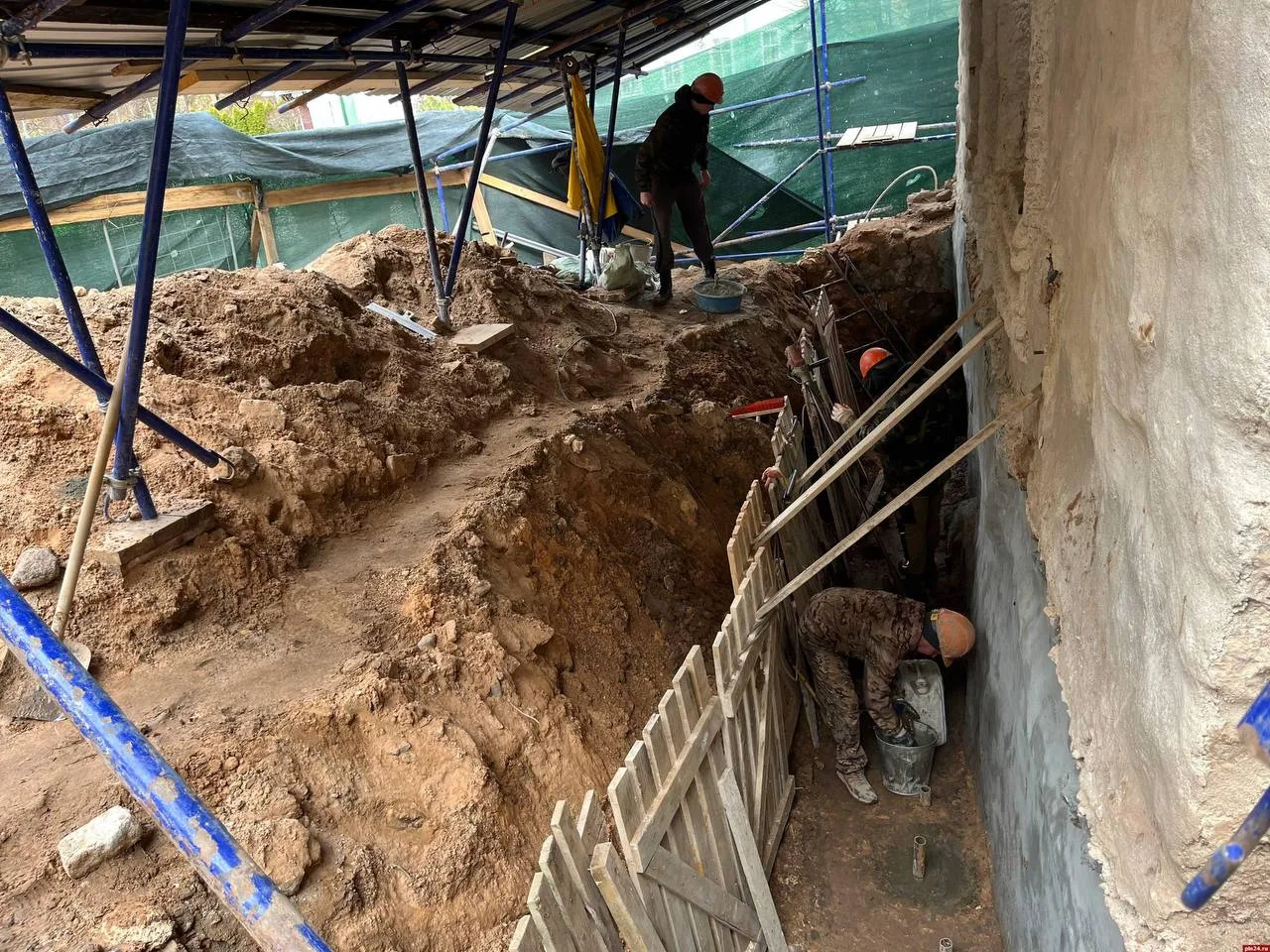 Устройство полов завершилось в церквях ансамбля Псково-Печерского монастыря Устройство полов завершилось в церквях ансамбля Псково-Печерского монастыря