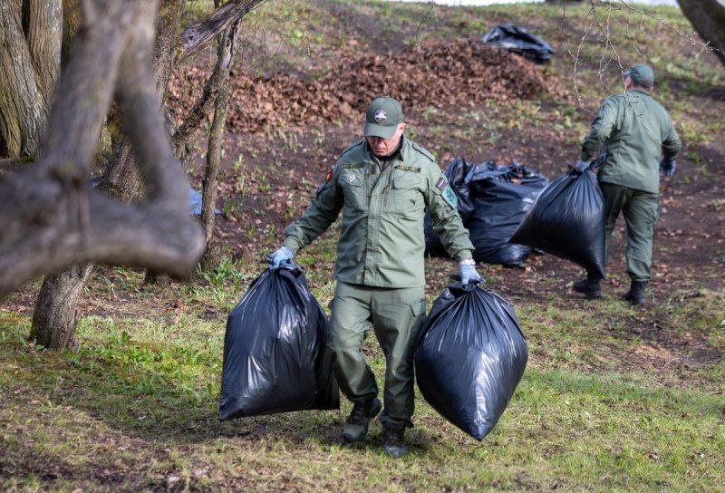 Традиционный массовый субботник прошёл на правом берегу реки Псковы у Гремячей башни – в одном из популярных мест отдыха горожан Традиционный массовый субботник прошёл на правом берегу реки Псковы у Гремячей башни – в одном из популярных мест отдыха горожан