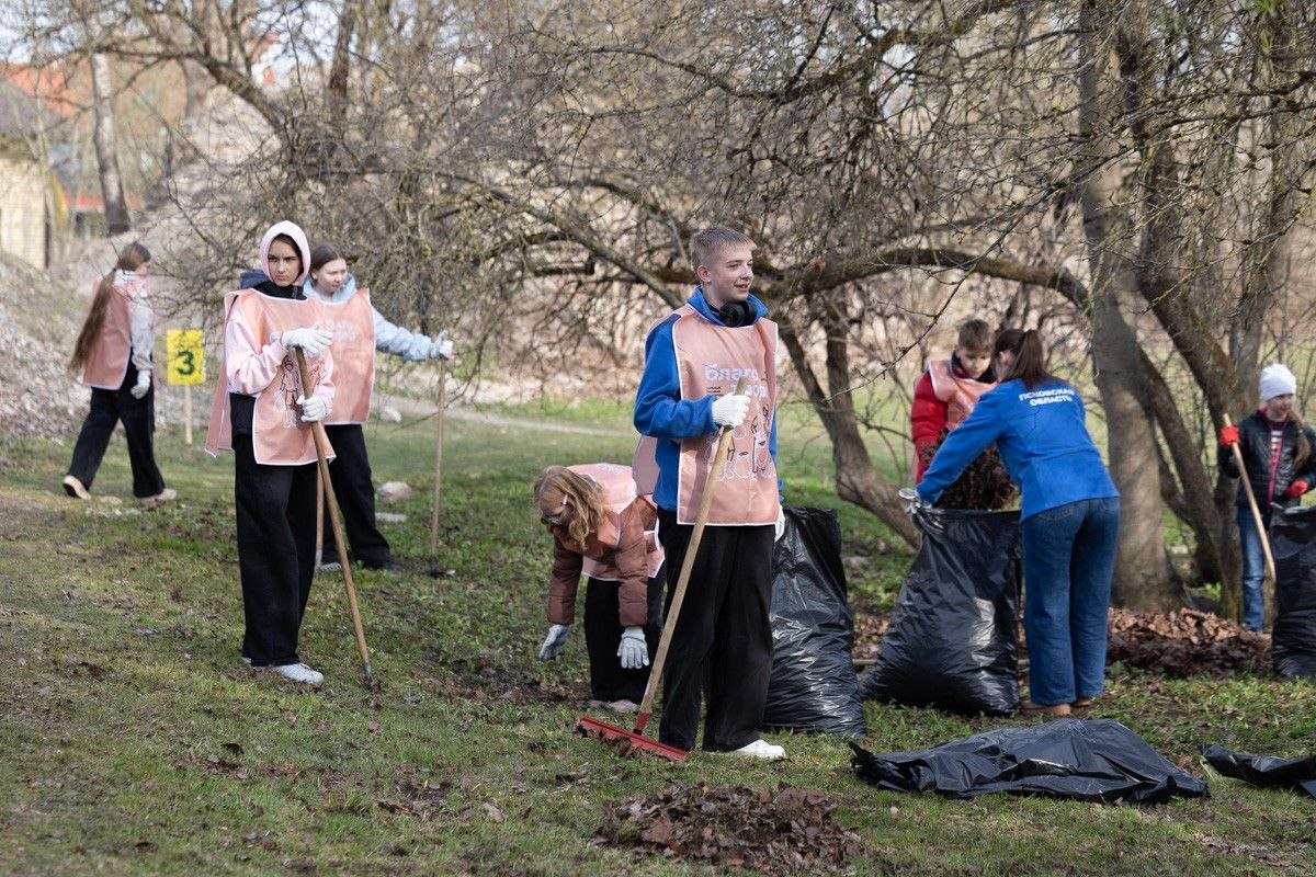 Традиционный массовый субботник прошёл на правом берегу реки Псковы у Гремячей башни – в одном из популярных мест отдыха горожан Традиционный массовый субботник прошёл на правом берегу реки Псковы у Гремячей башни – в одном из популярных мест отдыха горожан