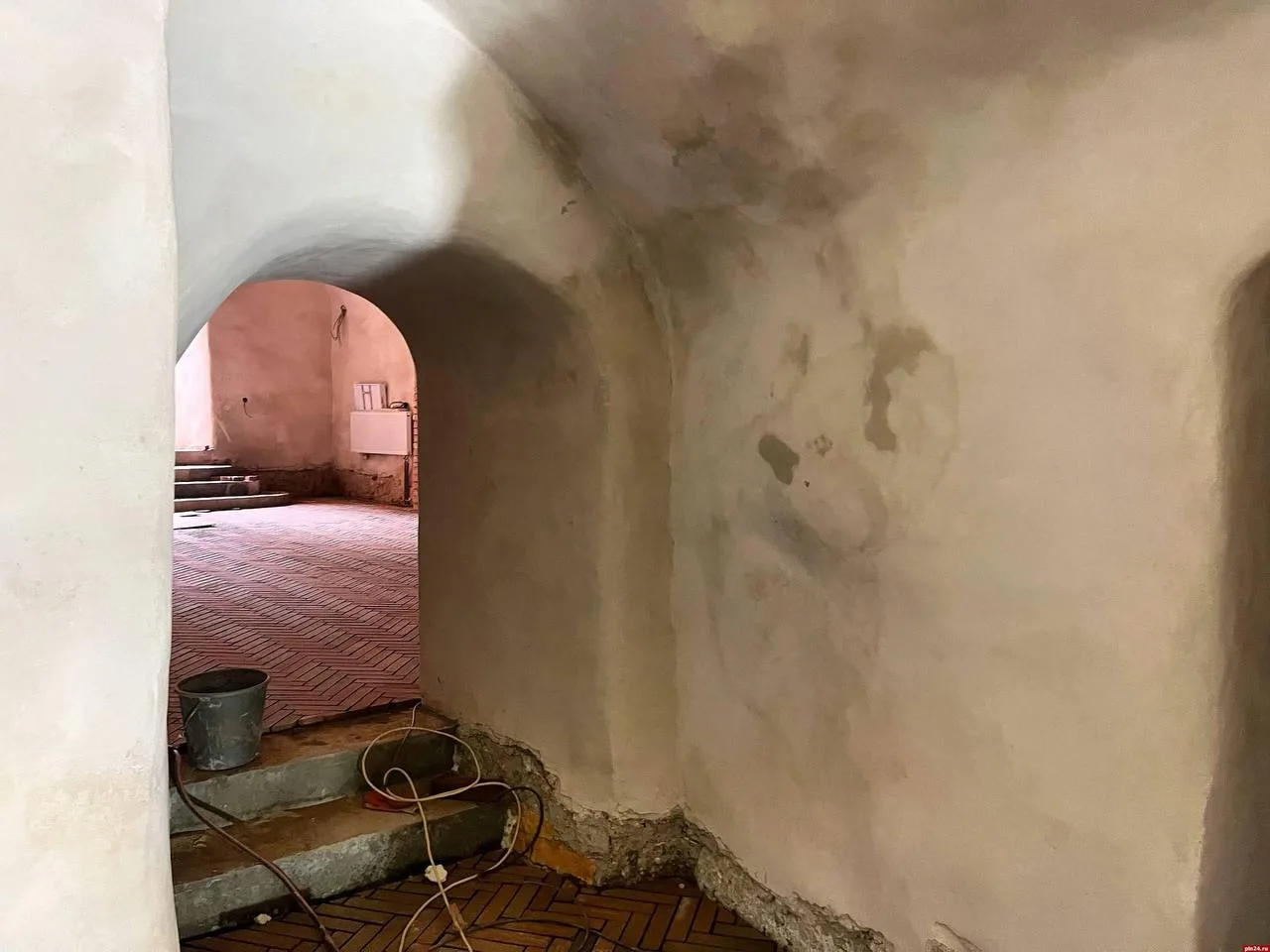 Устройство полов завершилось в церквях ансамбля Псково-Печерского монастыря Устройство полов завершилось в церквях ансамбля Псково-Печерского монастыря