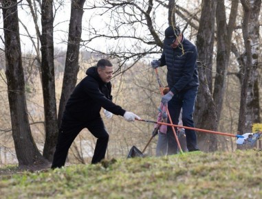 Традиционный массовый субботник прошёл на правом берегу реки Псковы у Гремячей башни – в одном из популярных мест отдыха горожан