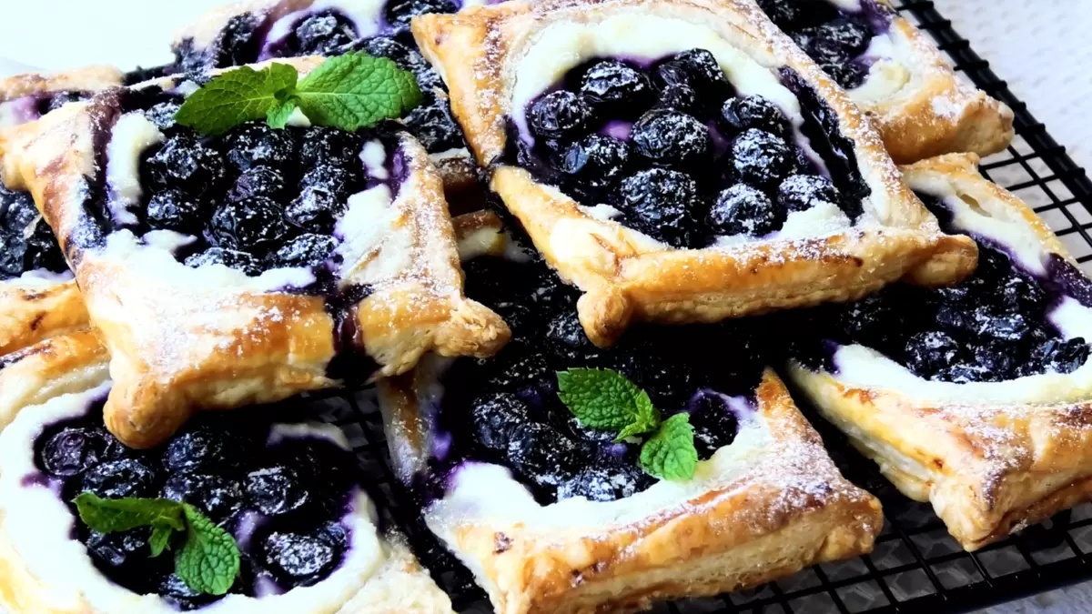 Нежные ватрушки с рикоттой и ягодами: легкость и вкус в каждом кусочке