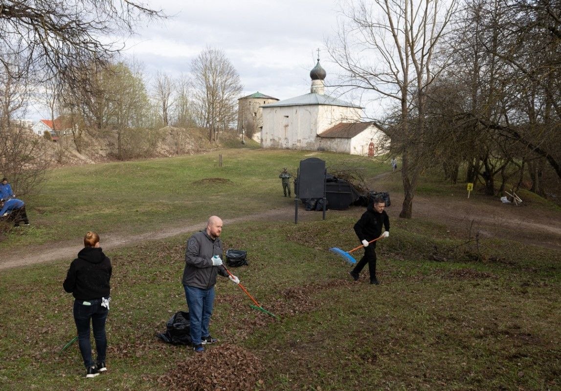 Традиционный массовый субботник прошёл на правом берегу реки Псковы у Гремячей башни – в одном из популярных мест отдыха горожан Традиционный массовый субботник прошёл на правом берегу реки Псковы у Гремячей башни – в одном из популярных мест отдыха горожан