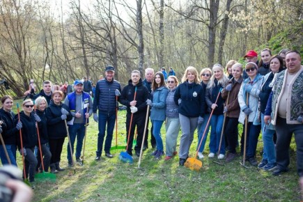 Руководители Псковской области и сотрудники органов власти вышли на весеннюю уборку городской территории