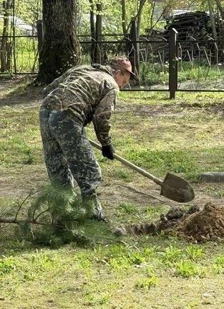 Сотрудники Невельской больницы высадили сосны в преддверии Дня Победы Сотрудники Невельской больницы высадили сосны в преддверии Дня Победы