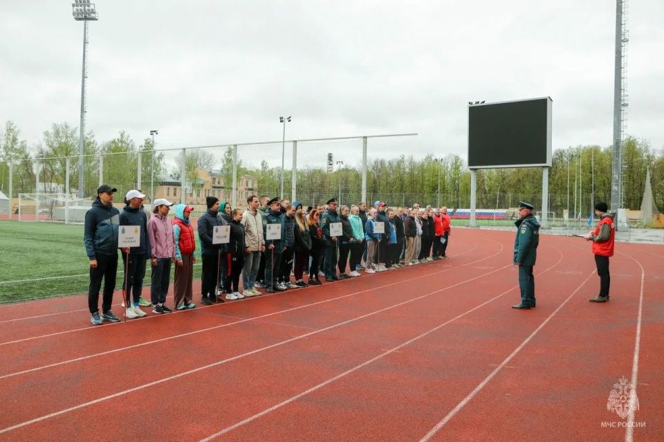 На старт, внимание, МЧС!. Сегодня на стадионе «Машиностроитель» прошел чемпионат Главного управления МЧС России по Псковской области по легкой атлетике В состязаниях приняли участие 5 команд: На старт, внимание, МЧС!. Сегодня на стадионе «Машиностроитель» прошел чемпионат Главного управления МЧС России по Псковской области по легкой атлетике В состязаниях приняли участие 5 команд: