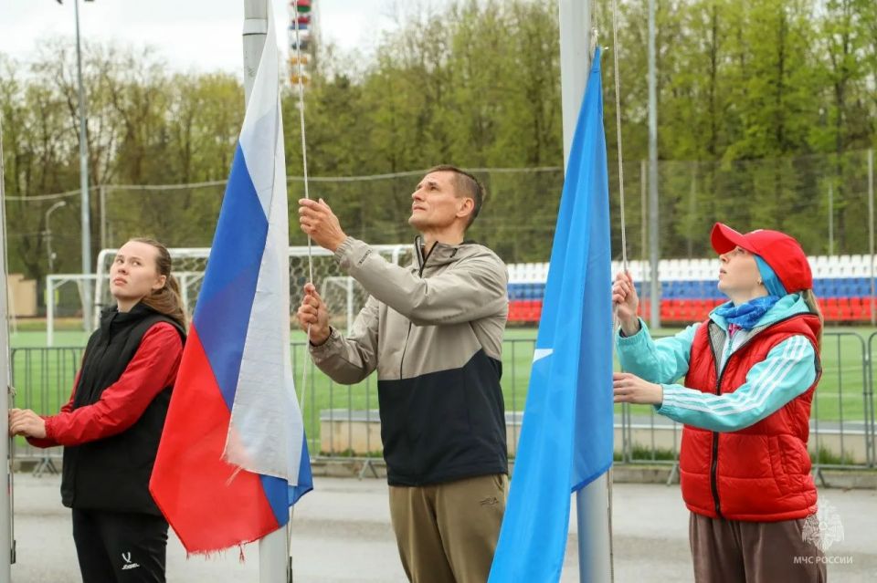 На старт, внимание, МЧС!. Сегодня на стадионе «Машиностроитель» прошел чемпионат Главного управления МЧС России по Псковской области по легкой атлетике В состязаниях приняли участие 5 команд: На старт, внимание, МЧС!. Сегодня на стадионе «Машиностроитель» прошел чемпионат Главного управления МЧС России по Псковской области по легкой атлетике В состязаниях приняли участие 5 команд: