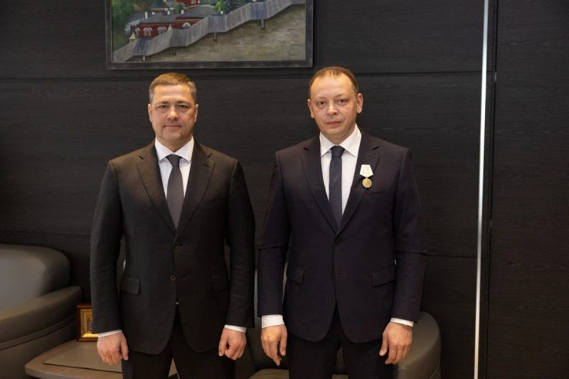 Губернатор Михаил Ведерников вручил главному врачу Псковской областной клинической больницы Евгению Панферову медаль Княгини Ольги