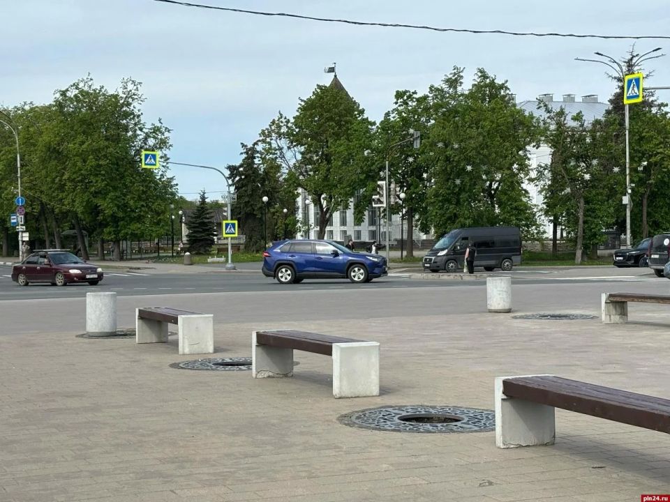 На площади Ленина в Пскове выкопали засохшие клены На площади Ленина в Пскове выкопали засохшие клены
