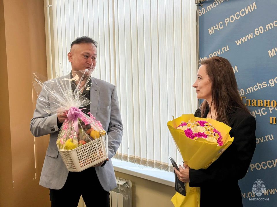 Поздравляем с юбилеем!. Сегодня коллектив Главного управления МЧС России по Псковской области поздравил с 50-летним юбилеем ветерана МЧС России Иванову Викторию Юрьевну Поздравляем с юбилеем!. Сегодня коллектив Главного управления МЧС России по Псковской области поздравил с 50-летним юбилеем ветерана МЧС России Иванову Викторию Юрьевну