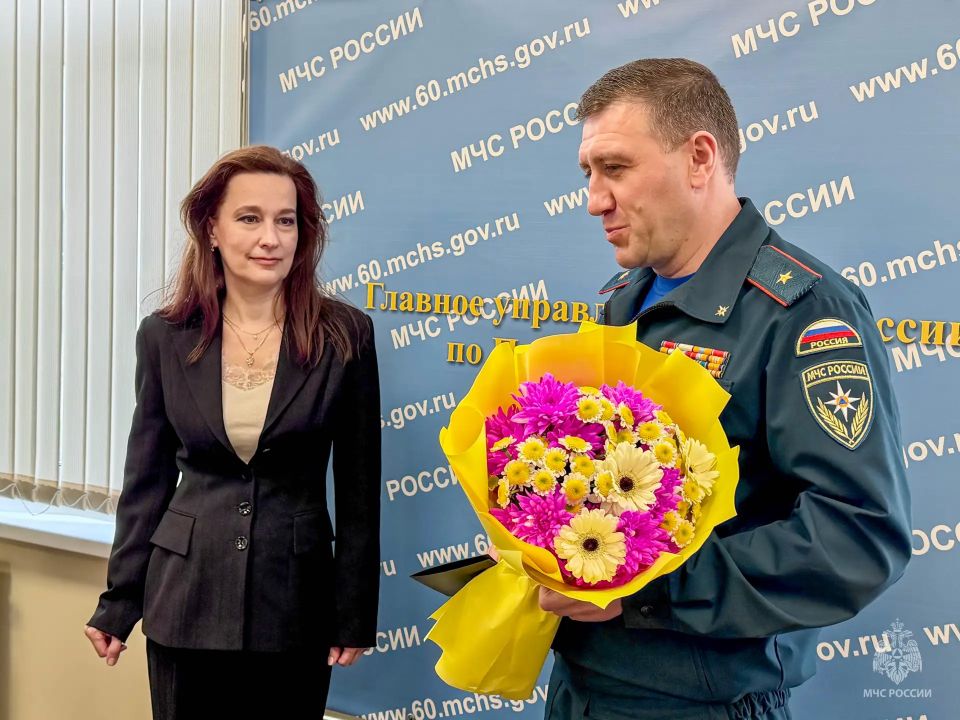 Поздравляем с юбилеем!. Сегодня коллектив Главного управления МЧС России по Псковской области поздравил с 50-летним юбилеем ветерана МЧС России Иванову Викторию Юрьевну Поздравляем с юбилеем!. Сегодня коллектив Главного управления МЧС России по Псковской области поздравил с 50-летним юбилеем ветерана МЧС России Иванову Викторию Юрьевну