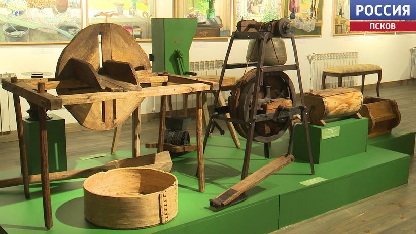 Льномялка, маслобойки и девичьи венцы: выставка "Крестьянская механика и мода" открылась в Изборске
