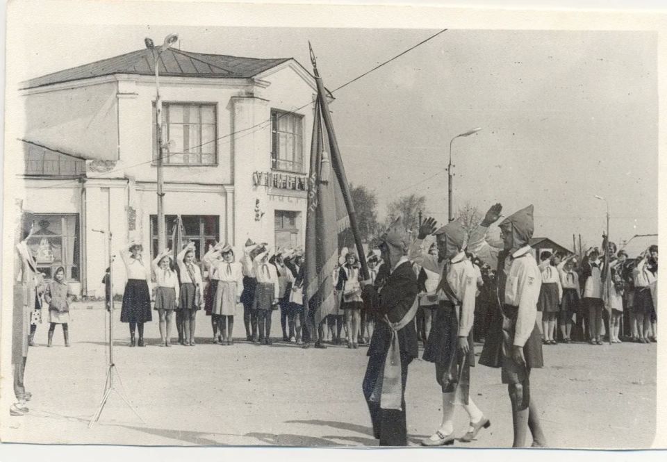 19 мая — День пионерии. Для многих это не просто дата в календаре, а тёплые воспоминания о школьных годах, красных галстуках, линейках, кострах, дружбе и добрых делах История пионерского движения началась в 1922 году, когда... 19 мая — День пионерии. Для многих это не просто дата в календаре, а тёплые воспоминания о школьных годах, красных галстуках, линейках, кострах, дружбе и добрых делах История пионерского движения началась в 1922 году, когда...