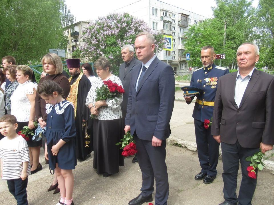 В Островской гимназии открыли мемориальную доску ее выпускнику, военному священнику Антону Савченко В Островской гимназии открыли мемориальную доску ее выпускнику, военному священнику Антону Савченко