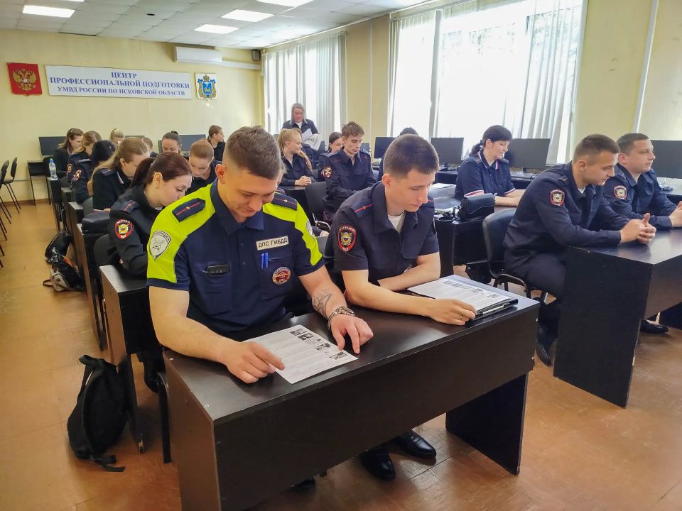 Со слушателями ЦПП УМВД России по Псковской области поговорили об ИТТ-мошенничестве Со слушателями ЦПП УМВД России по Псковской области поговорили об ИТТ-мошенничестве