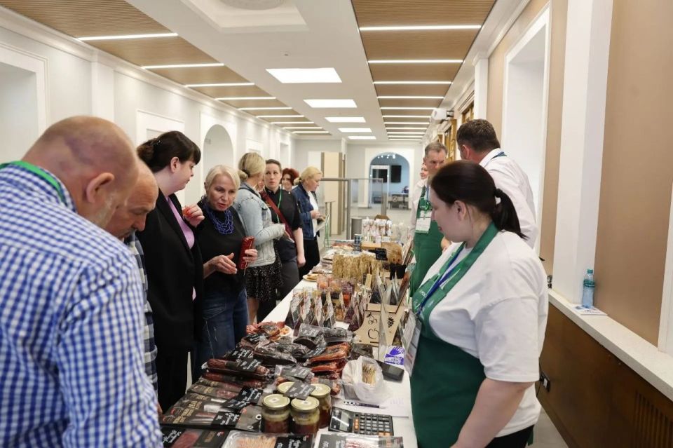 В фойе здания Правительства Псковской области проходит выставка-продажа продукции местных производителей В фойе здания Правительства Псковской области проходит выставка-продажа продукции местных производителей
