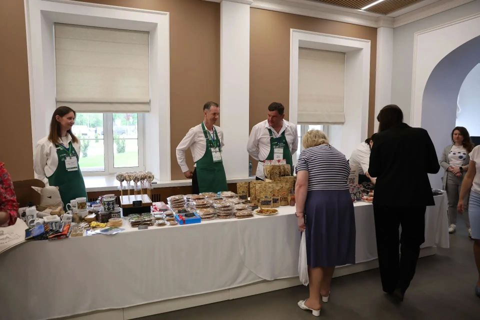 В фойе здания Правительства Псковской области проходит выставка-продажа продукции местных производителей
