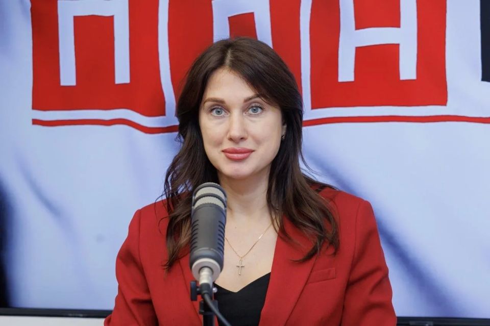 Нам, в отличие от Эммануила Гедеоновича, Саратов или Самара — нет большой разницы, все едино Нам, в отличие от Эммануила Гедеоновича, Саратов или Самара — нет большой разницы, все едино