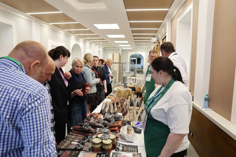 В фойе здания Правительства Псковской области проходит выставка-продажа продукции местных производителей В фойе здания Правительства Псковской области проходит выставка-продажа продукции местных производителей