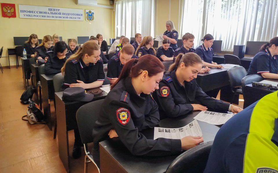 Со слушателями ЦПП УМВД России по Псковской области поговорили об ИТТ-мошенничестве Со слушателями ЦПП УМВД России по Псковской области поговорили об ИТТ-мошенничестве